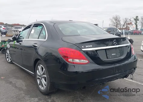 2018 Mercedes-Benz C 300 4Matic z USA, uszkodzony, nr VIN 55SWF4KB8JU257360